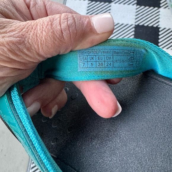 Vionic Black and Teal Flip Flops - Picture 9 of 9